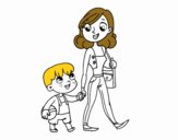 Mère qui marche avec un enfant